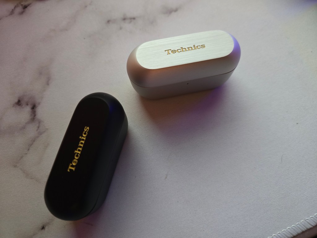 Technics Az100 : Two colors, same&nbsp;sound.